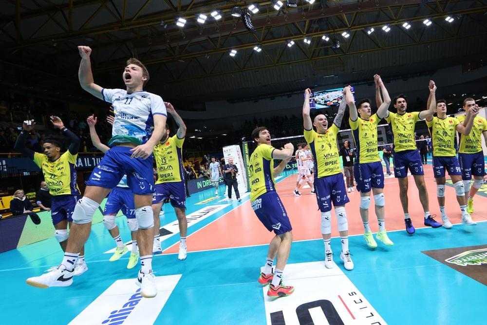 
	L'esultanza di Modena dopo la vittoria contro Padova (foto Modena Volley)

