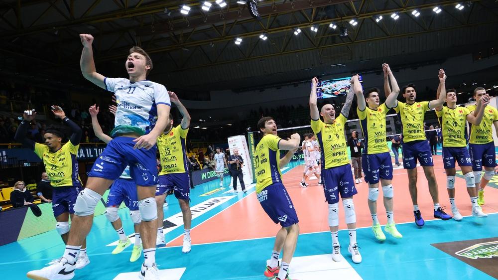 L'esultanza di Modena dopo la vittoria contro Padova (foto Modena Volley)