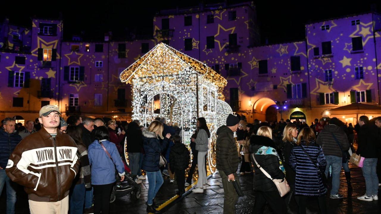 L’accensione delle luci con le stelle proiettate sulle facciate degli edifici che circondano la piazza (foto Sernacchioli)