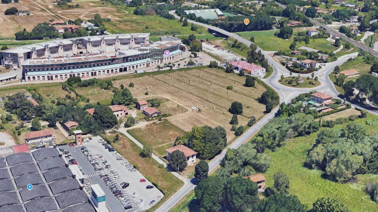Nella foto in alto l’area confinante con la Cittadella del Carnevale dove dovrebbe sorgere il nuovo parco urbano