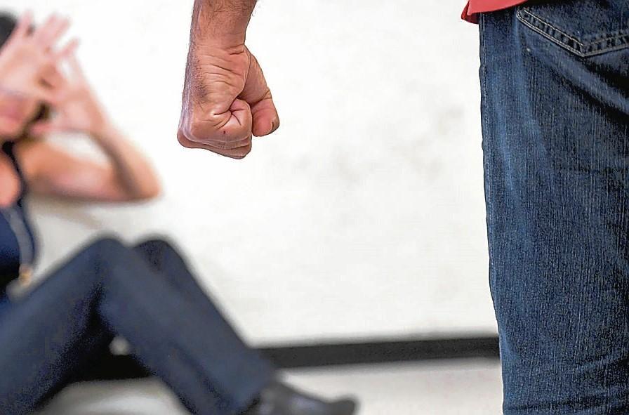 «Mi diceva: ti brucio con l’acido. Negli occhi di mia figlia ho trovato il coraggio di denunciare»