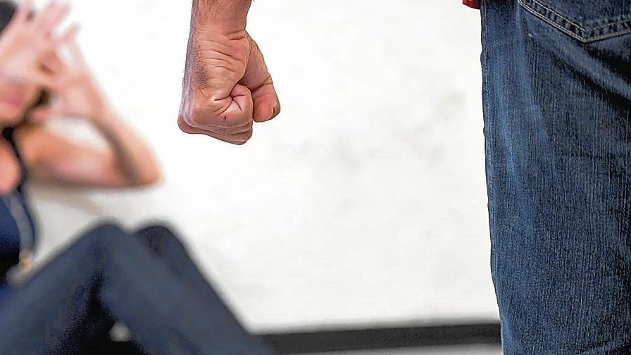 «Mi diceva: ti brucio con l’acido. Negli occhi di mia figlia ho trovato il coraggio di denunciare»