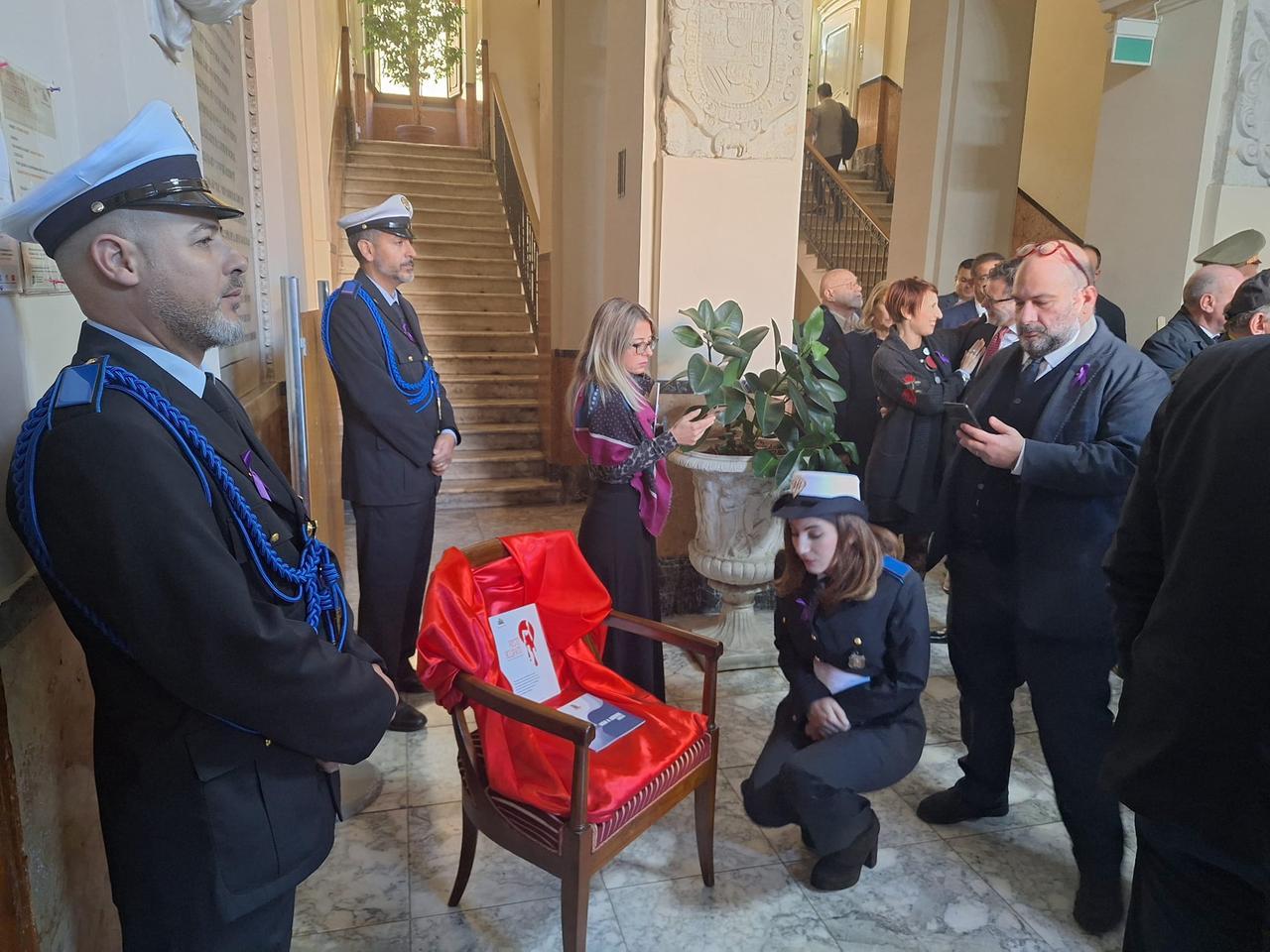 A Sassari una sedia occupata simbolicamente da tutte le donne vittime di violenza