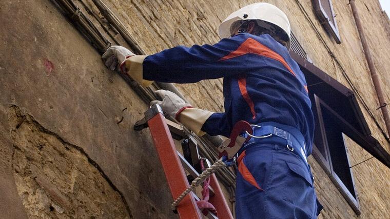 Borgo a Mozzano, tecnici obbligati a riparare il guasto: il caso finisce in Procura<br type="_moz" />