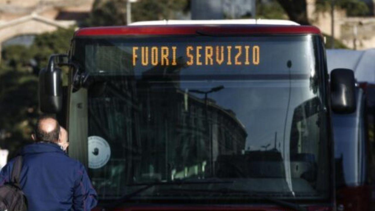 
	Un bus fuori servizio (foto LaPresse, d'archivio)

