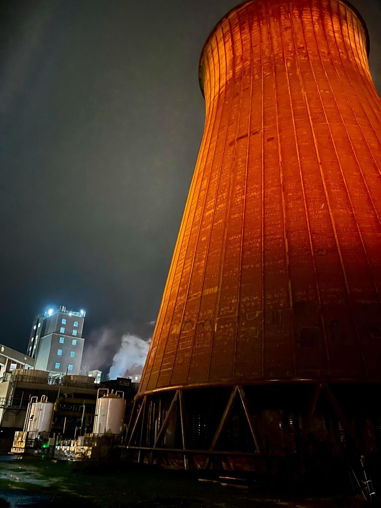La torre Hamon della Solvay si tinge di arancione per dire basta ai femminicidi