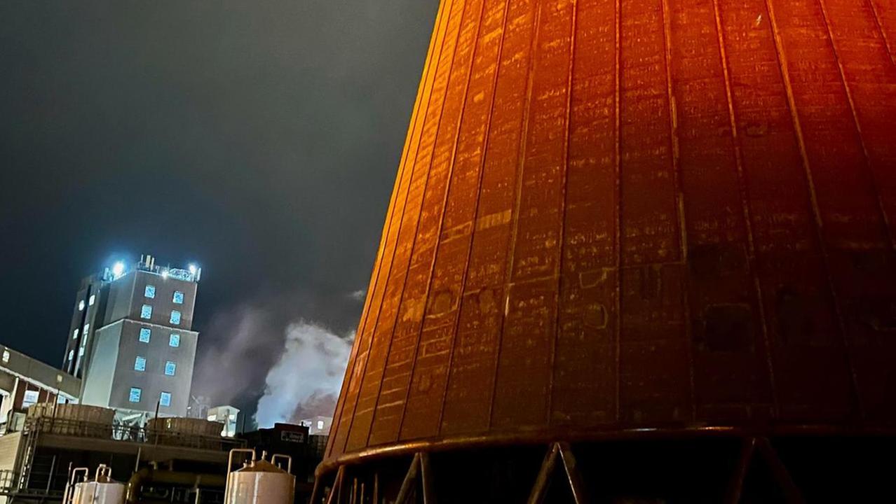 La torre Hamon della Solvay si tinge di arancione per dire basta ai femminicidi