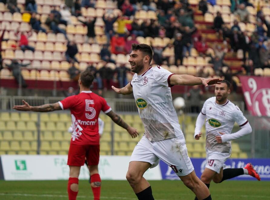 L'esultanza amaranto (foto Franco Silvi)