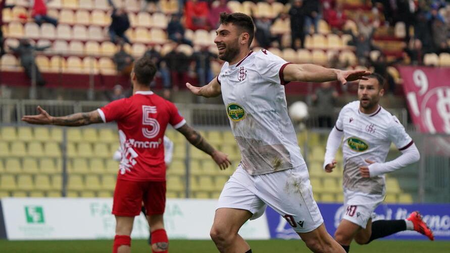 L'esultanza amaranto (foto Franco Silvi)