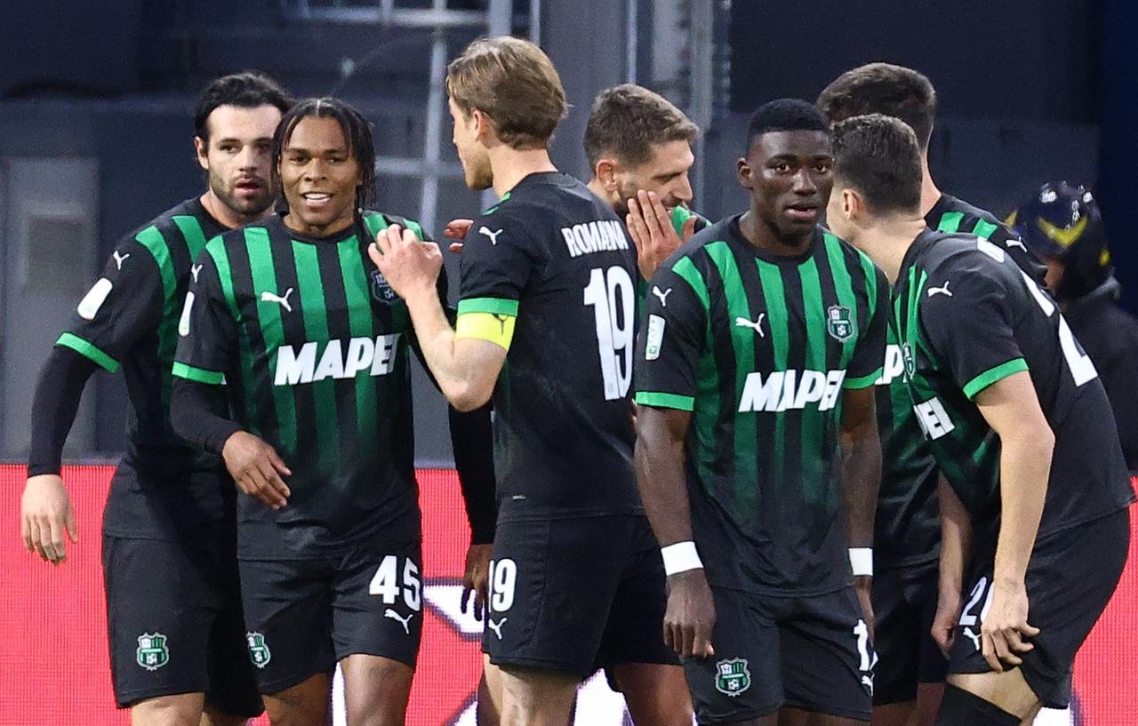 
	Armand Laurient&eacute; festeggiato dopo il gol alla Salernitana


