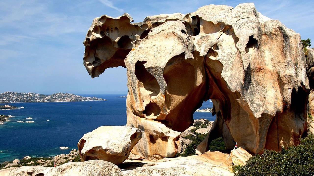 Palau, la Roccia dell’Orso visibile anche di notte: arriva la nuova illuminazione