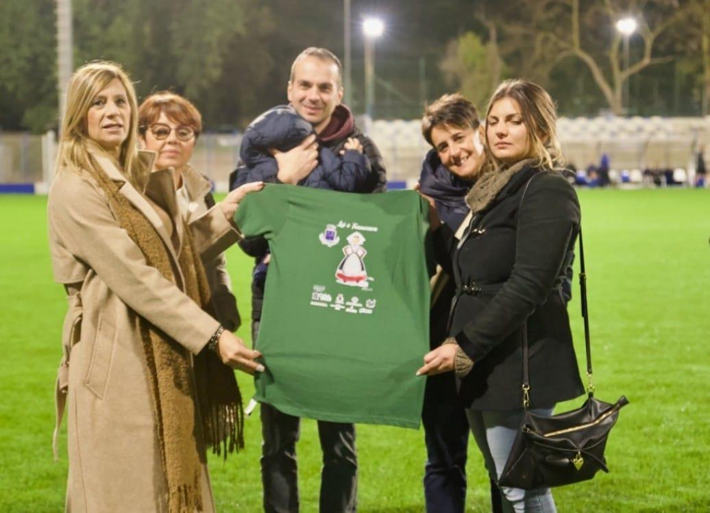 
	Il sindaco di Sennori Nicola Sassu con la maglietta del cuore al Basilio Canu

