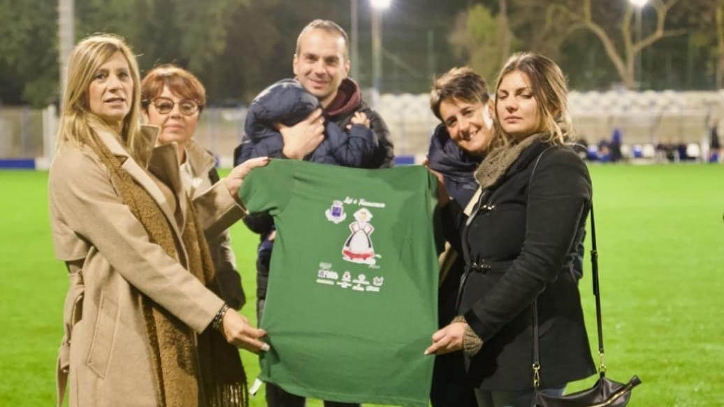 Il sindaco di Sennori Nicola Sassu con la maglietta del cuore al Basilio Canu