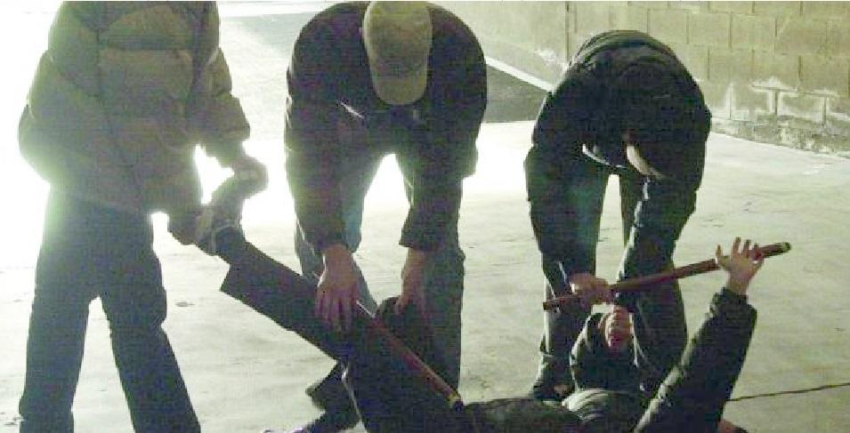 Medico accerchiato dalla baby gang e colpito con una chiave inglese