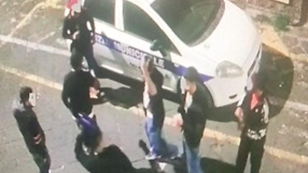 Bloccano le strade e distruggono pali e panchine: denunciati due giovani di Ittiri