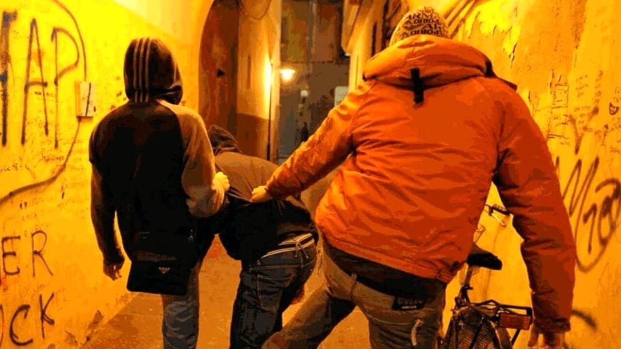 Accerchiato da una baby gang mentre butta la spazzatura e ferito alla testa