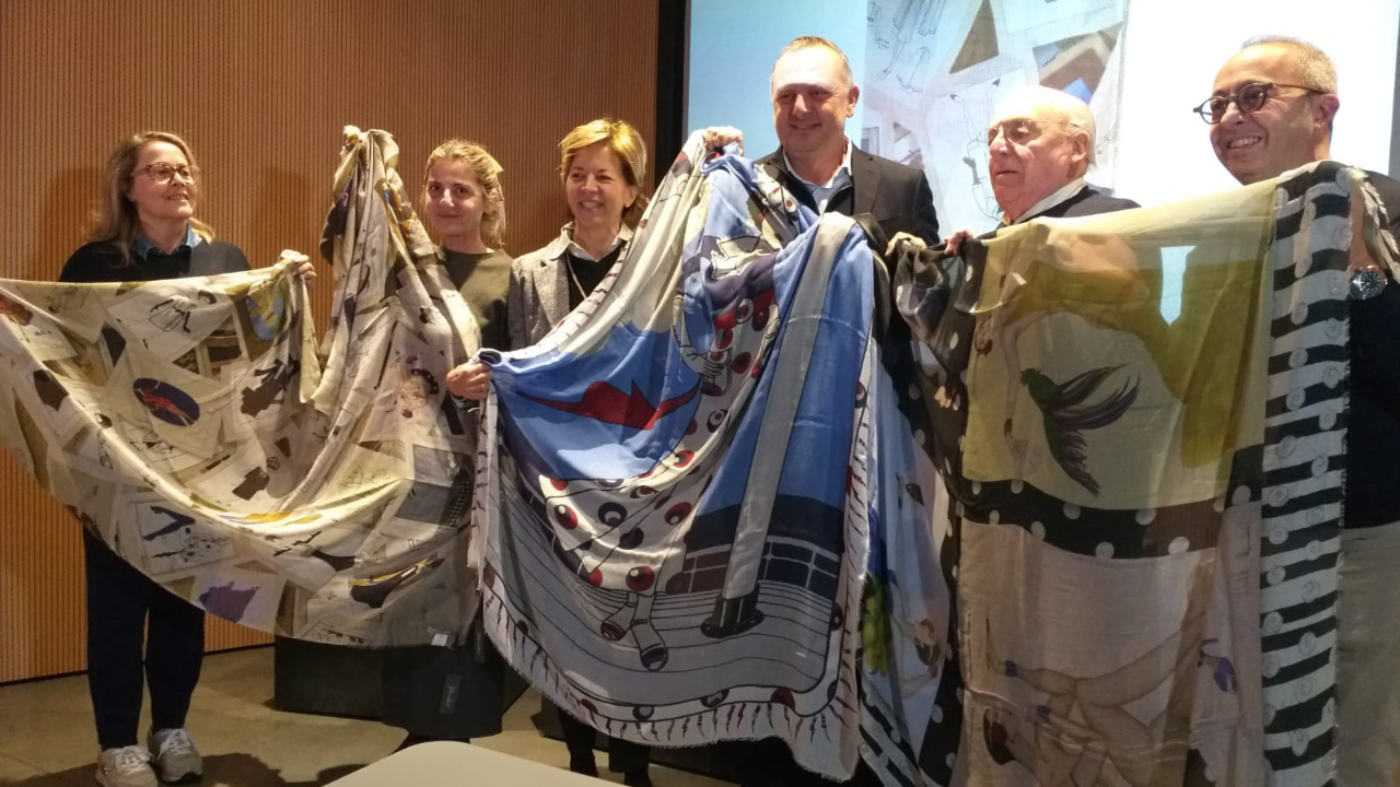 La presentazione delle sciarpe ieri mattina al Museo del tessuto coi rappresentanti della Faliero Sarti del Museo e della Fondazione