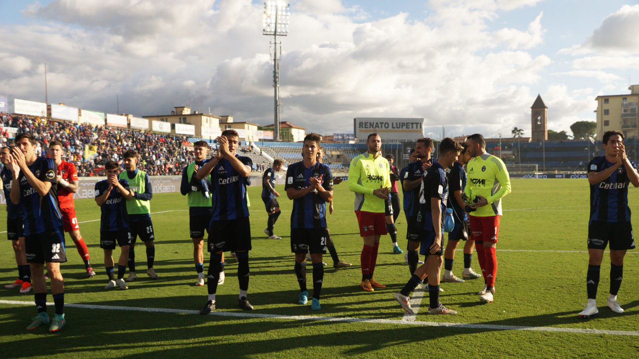 Il saluto dei nerazzurri ai tifosi al termine di una delle partite consumate all’Arena in campionato