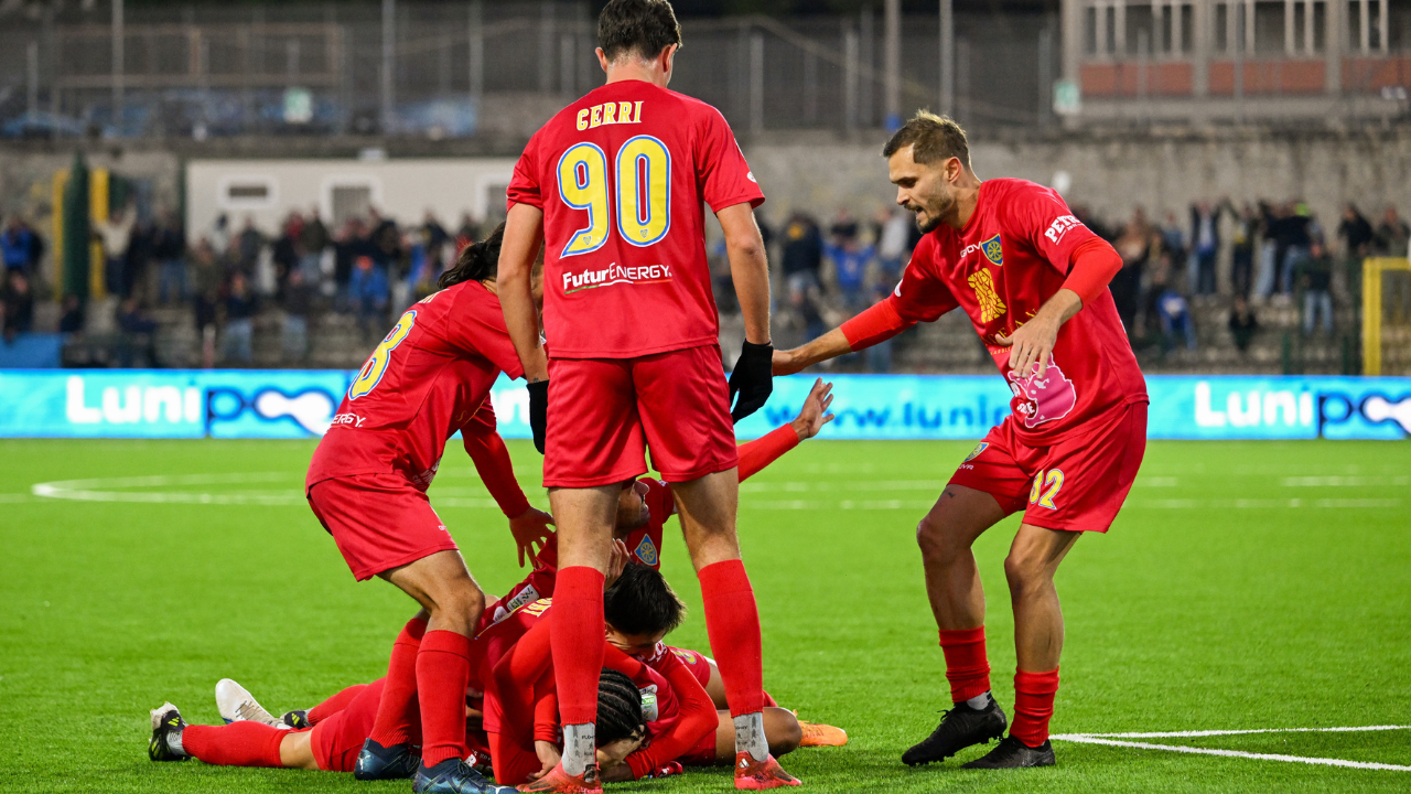 Gran festa dopo il gol partita contro il Pisa di Bouah