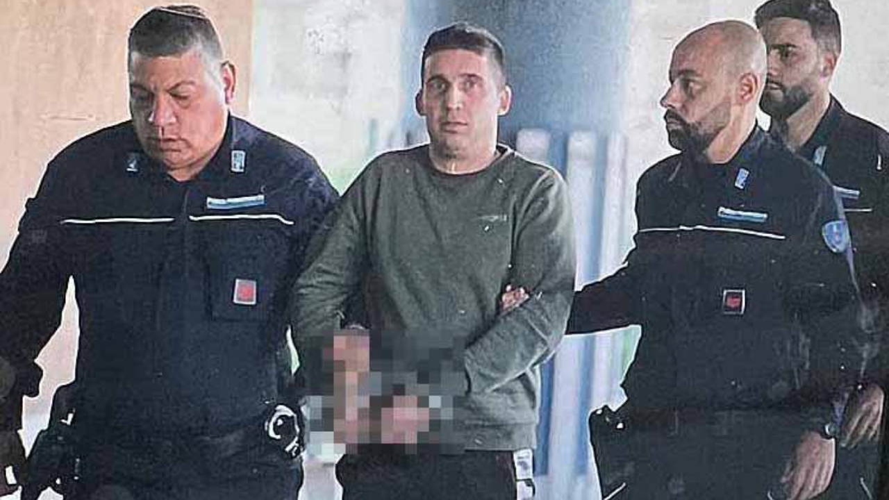 Daniele Bedini mentre viene portato in tribunale