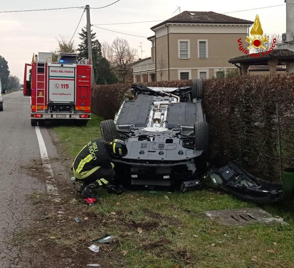 Scontro tra auto e autocarro, un ferito