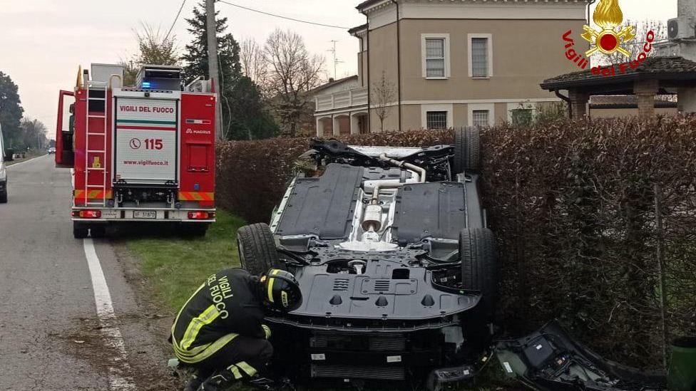 Scontro tra auto e autocarro, un ferito