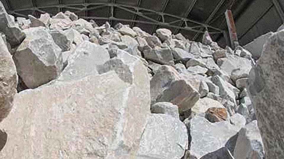 Lavorare scaglie di marmo per creare polveri e sabbie