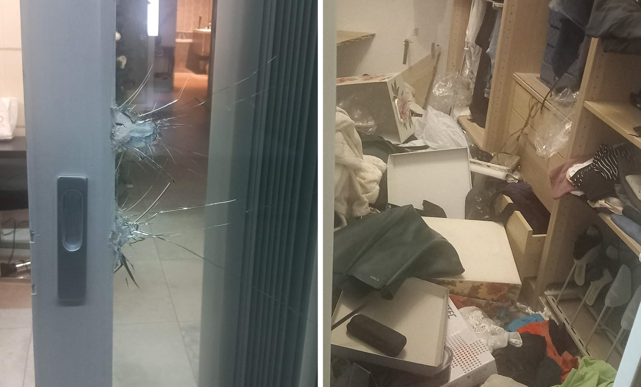 
	La porta a vetri infranta e una stanza a soqquadro

