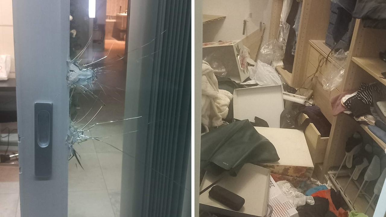 La porta a vetri infranta e una stanza a soqquadro