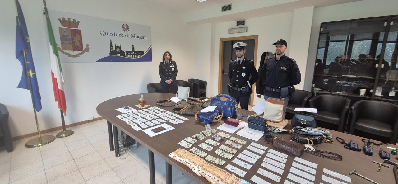 Diciannove furti in abitazione mentre i proprietari sono in casa: due arresti