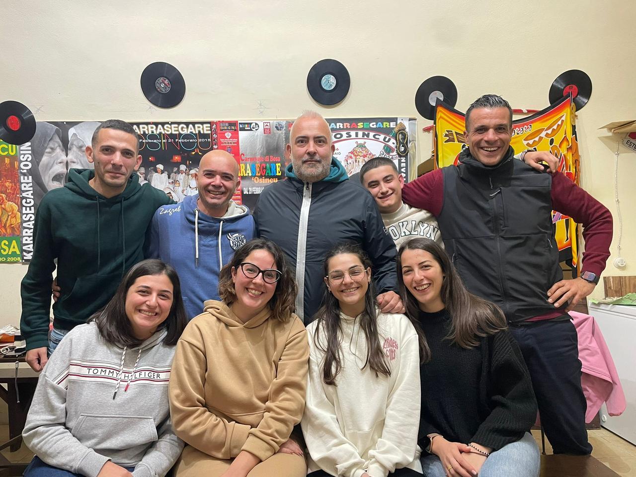 Il presidente Giampietro Deriu, seconda da sinistra in piedi, col direttivo 