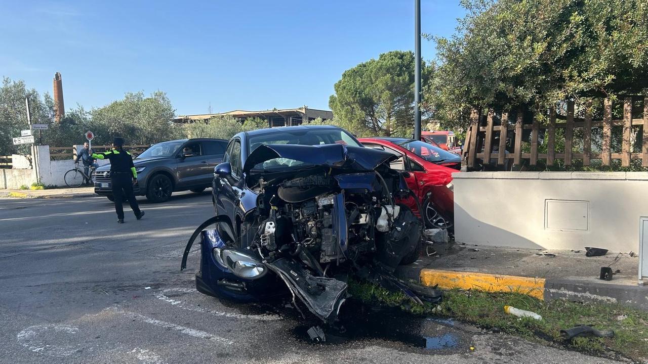 
	Il terribile schianto della&nbsp; Punto contro il muro <em>(foto Mario Rosas)</em>

