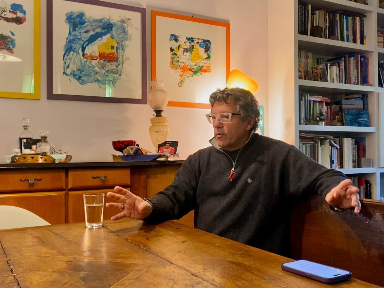 
	Luca Baldisserri durante l'intervista con gli studenti

