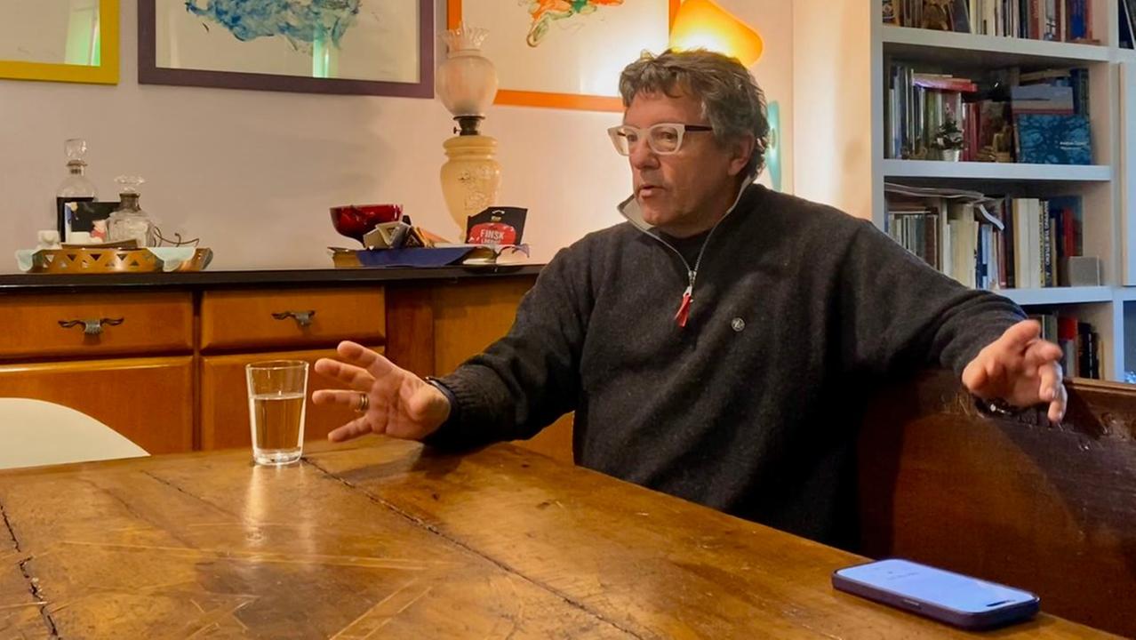 Luca Baldisserri durante l'intervista con gli studenti