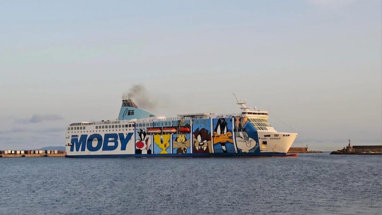Porto Torres, guasto per la Moby Wonder: i passeggeri restano a terra