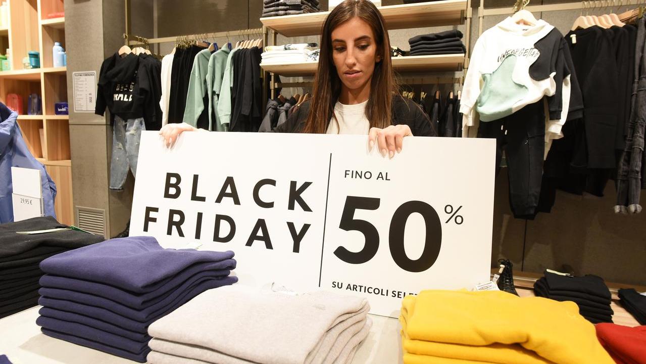 Un negozio con il cartello Black Friday (foto Imagoeconomica)