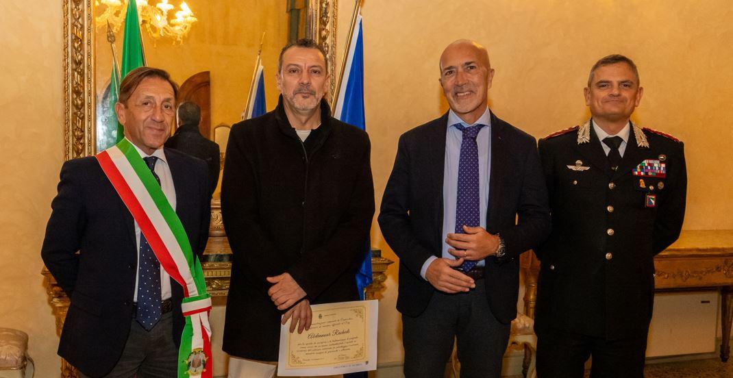 Comacchio, salva un uomo dalle fiamme: premiato l’atto di coraggio