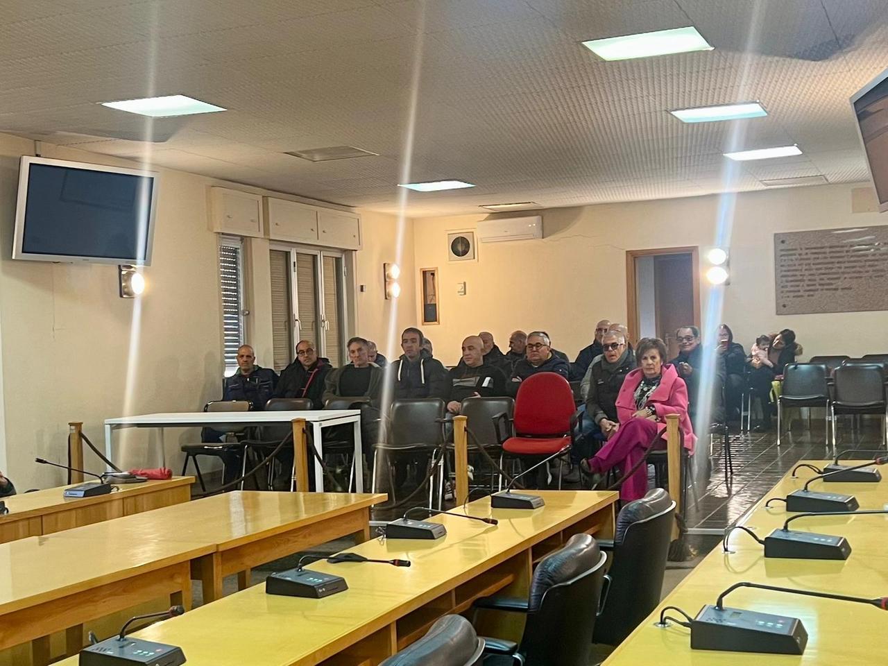 
	I lavoratori della Tossilo la settimana scorsa nell'aula consiliare di Macomer

