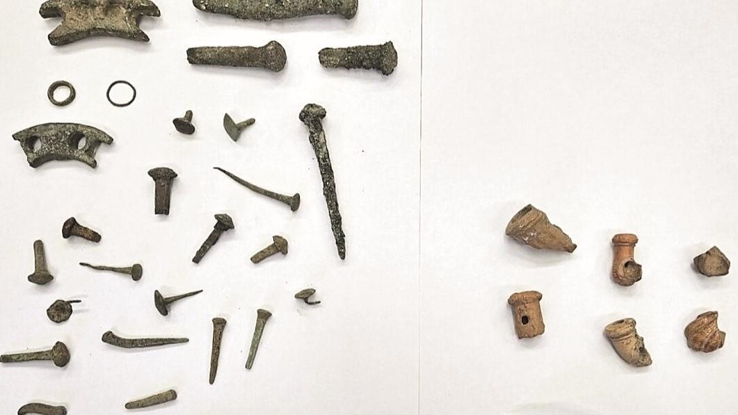 Un anonimo pentito consegna due buste piene di reperti archeologici