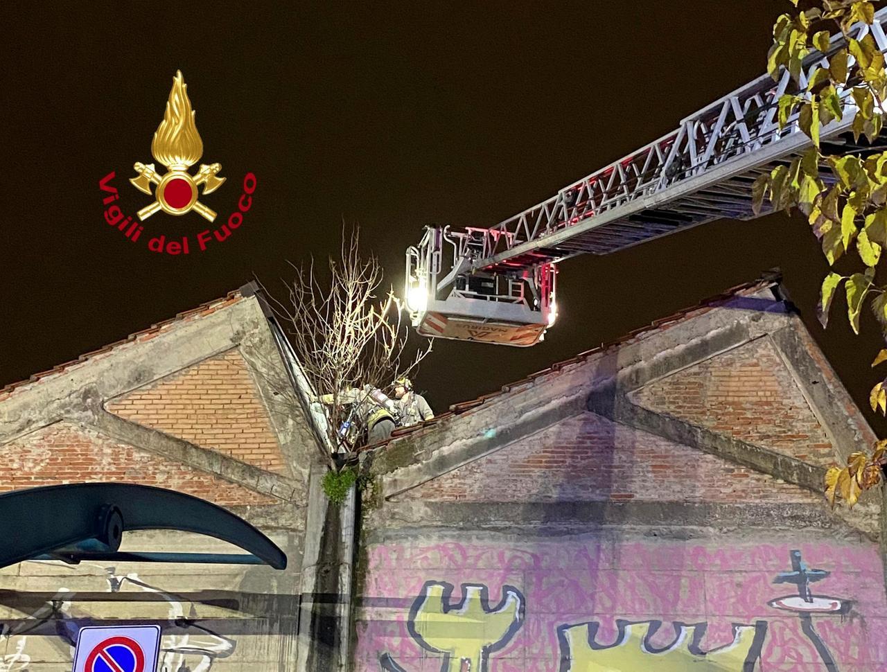 Firenze, incendio all’ex Meccanotessile: in quattro finiscono all’ospedale
