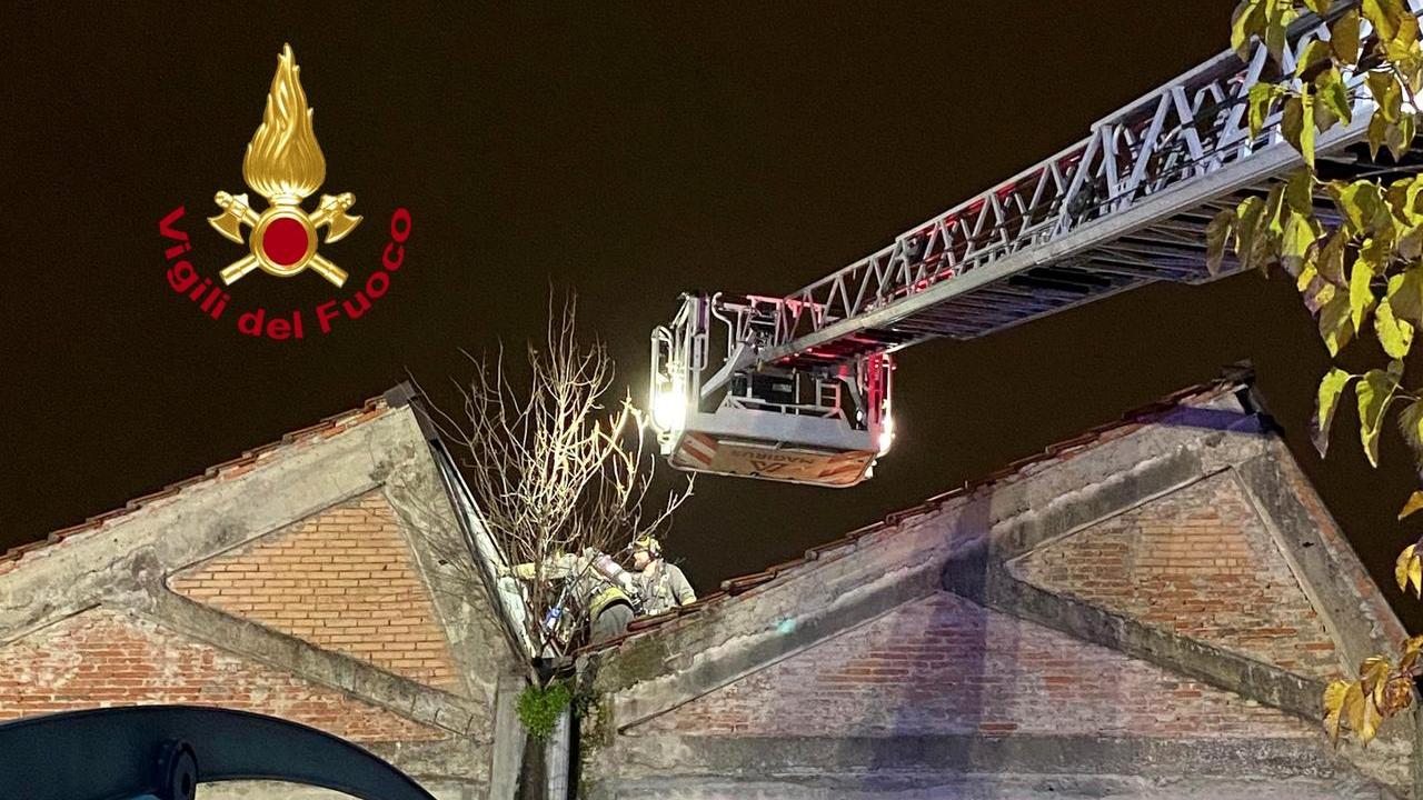 Firenze, incendio all’ex Meccanotessile: in quattro finiscono all’ospedale
