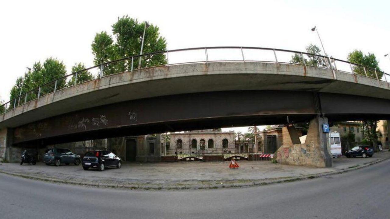 Il cavalcaferrovia che scomparirà dopo la realizzazione del sottopasso (foto d’archivio)