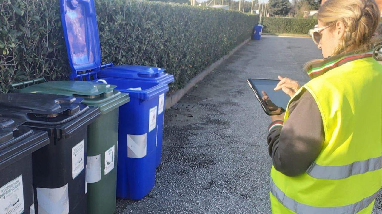 Un operatore durante alcuni controlli