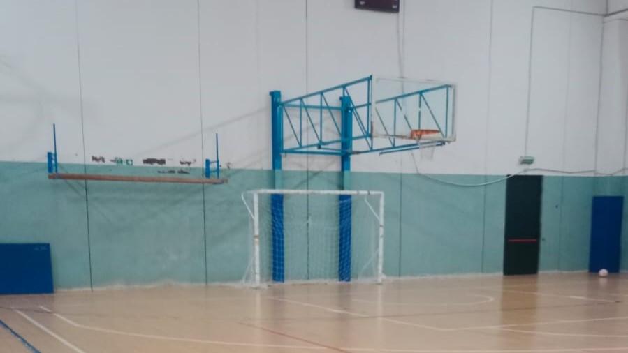 Cade un palo e sfiora una pallavolista di 12 anni: panico in palestra