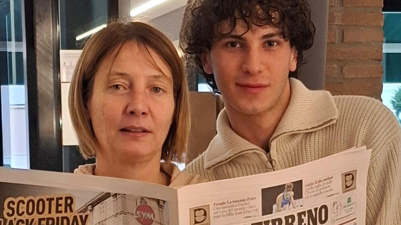 Barbara Pecchia, titolare insieme al fratello Gianni del wine bar G&B a Venturina Terme, insieme ad Alberto Costagli dello staff del locale