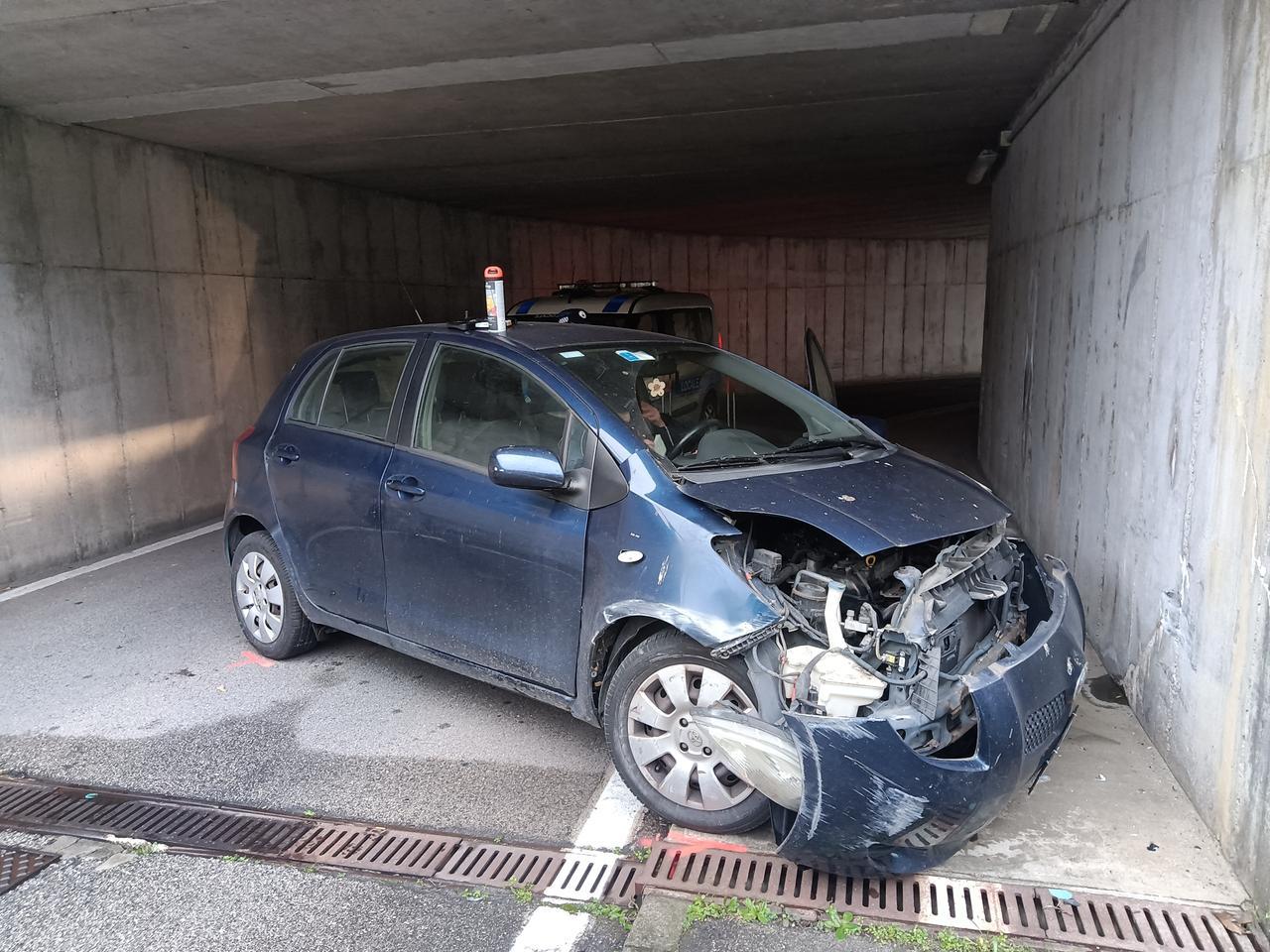 Ferrara, vuole entrare nel parcheggio ma si schianta contro il muro