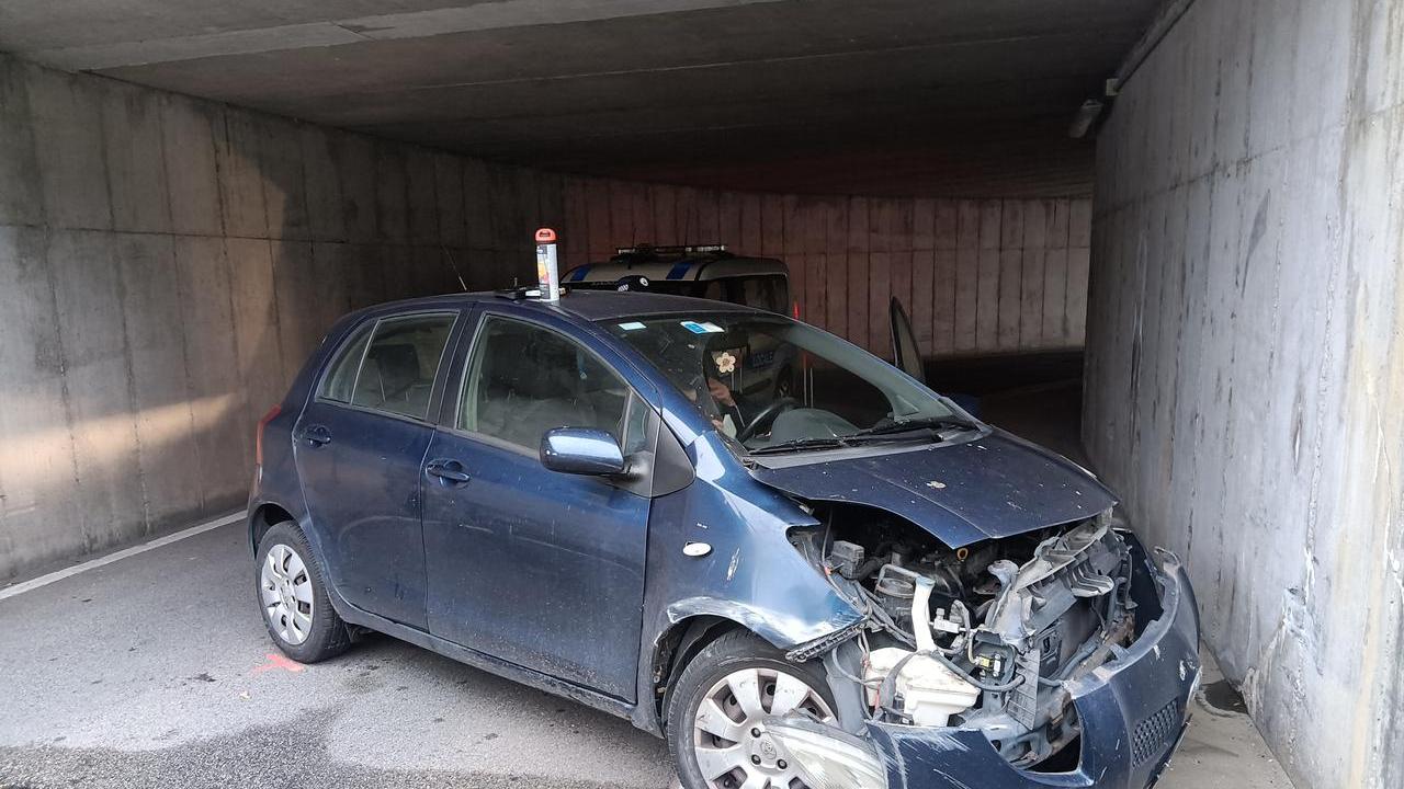 Ferrara, vuole entrare nel parcheggio ma si schianta contro il muro