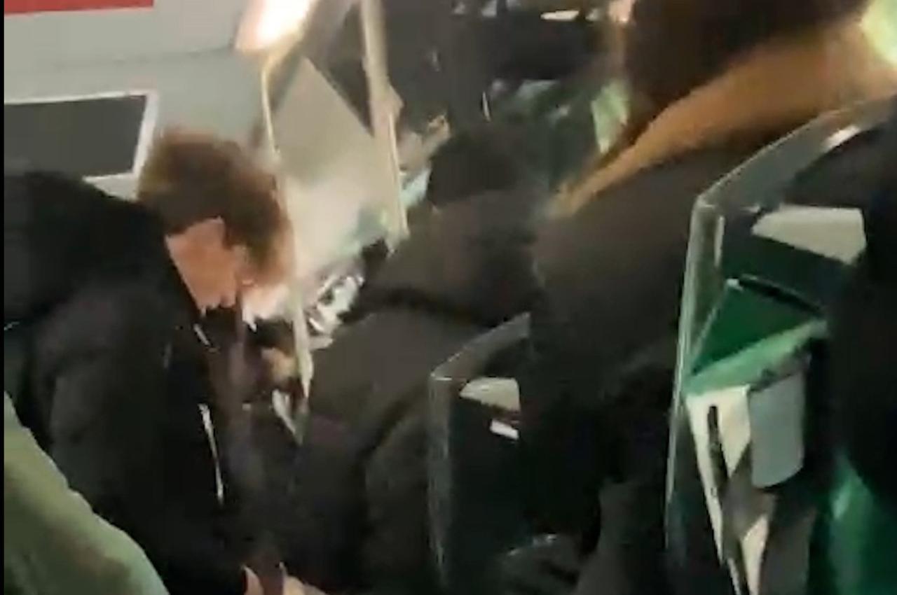 
	Lo studente colpito dal pannello nel frame del video che ha immortalato la scena

