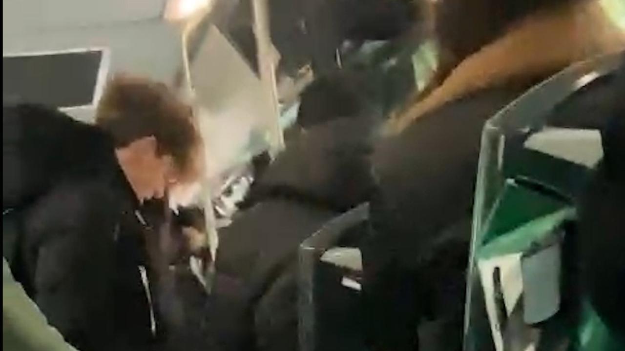 Lo studente colpito dal pannello nel frame del video che ha immortalato la scena