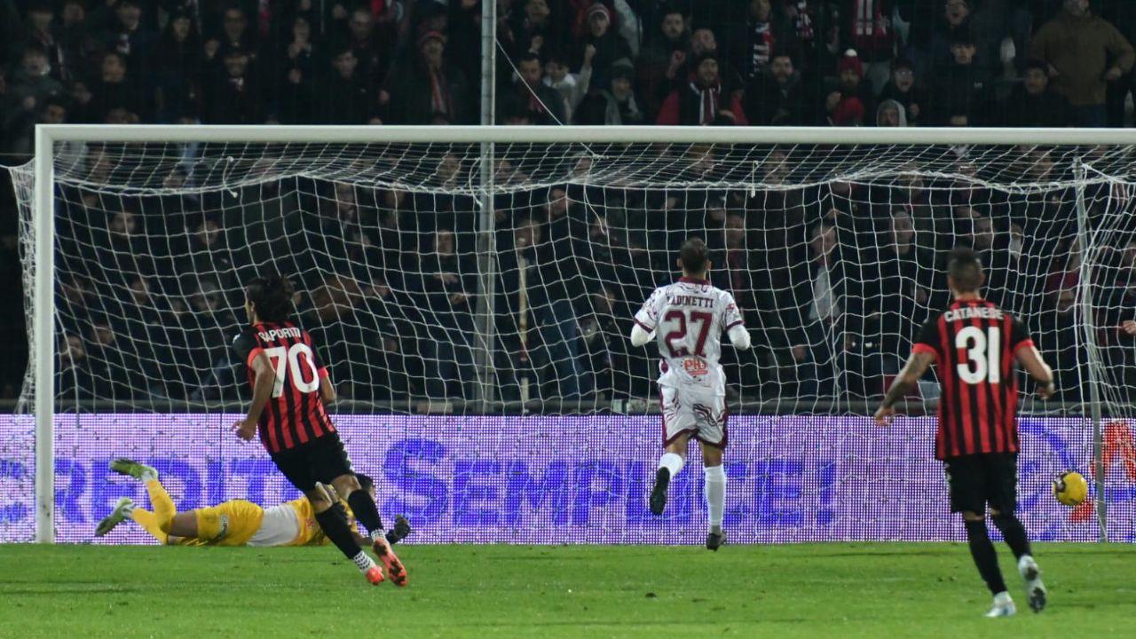 Sopra uno dei due gol che ha condannato il Pontedera alla sconfitta a Lucca (foto Sernacchioli)